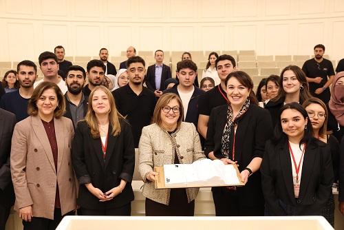 GAZİANTEP’İN DEV PROJELERİ GENÇ MİMARLARA DERSLİK OLDU DÜLÜK TÜNELİ VE KÜLTÜR VE KONGRE MERKEZİ’Nİ İNCELEYEN MİMAR ADAYLARI, BAŞKAN ŞAHİN’LE BULUŞTU
